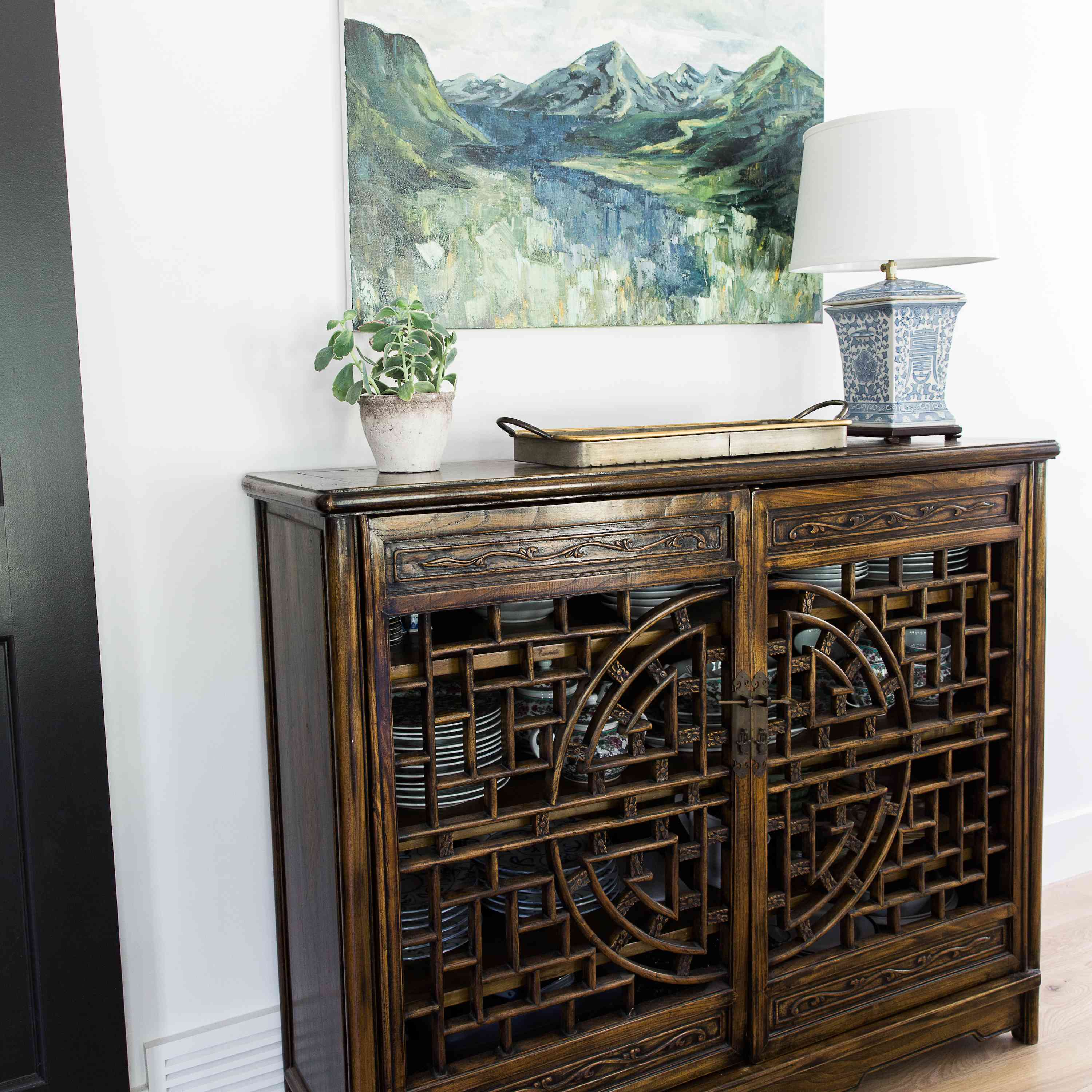 与上面山艺术的餐具柜。