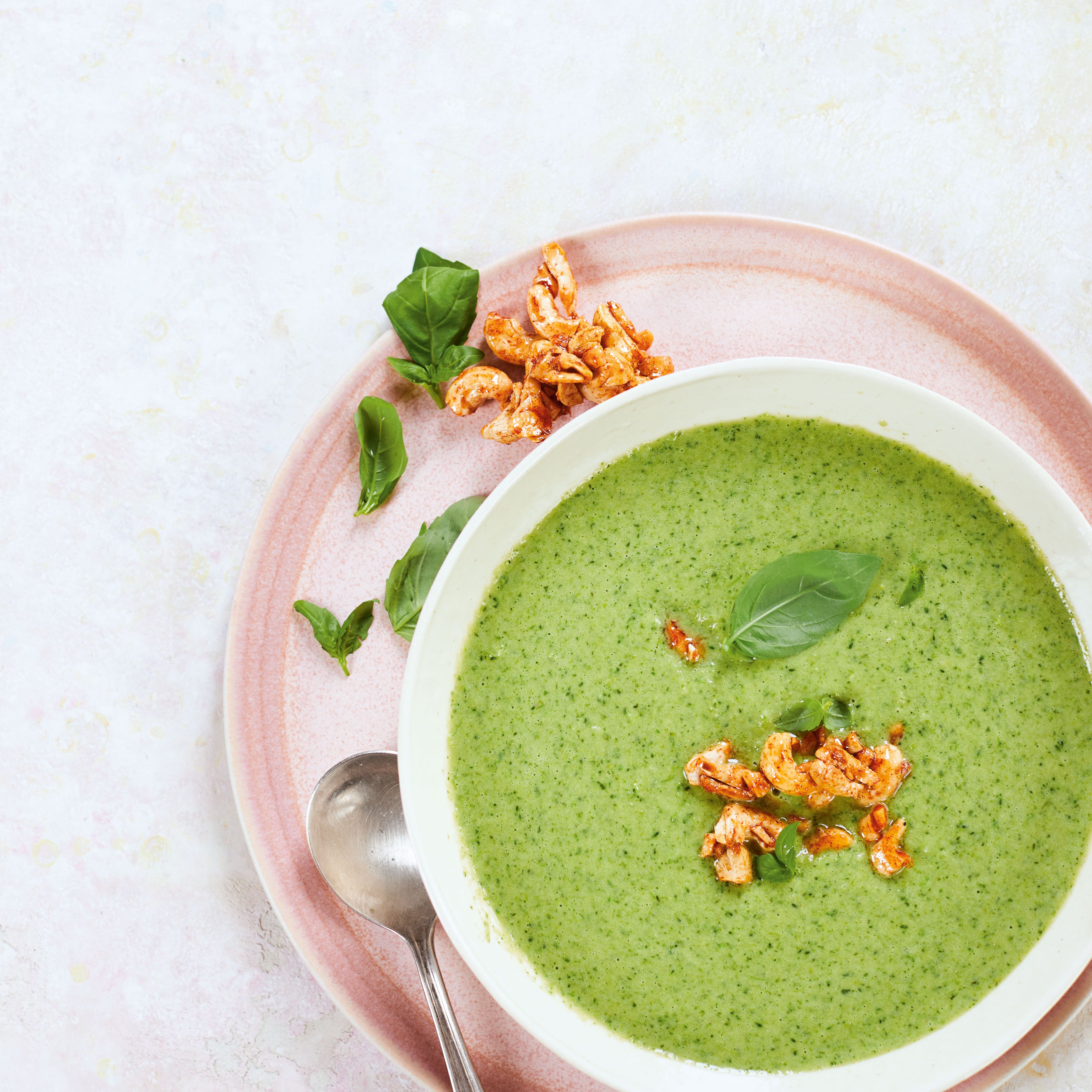 冷冻西兰花和罗勒汤甜辣腰果“class=