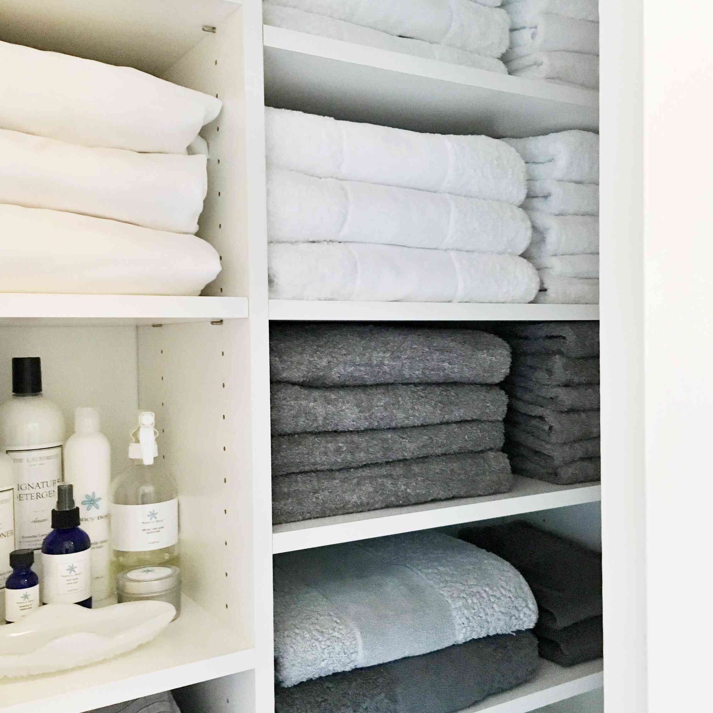 大厅衣柜与配套的床单