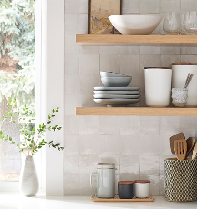 漂浮的木头架子上