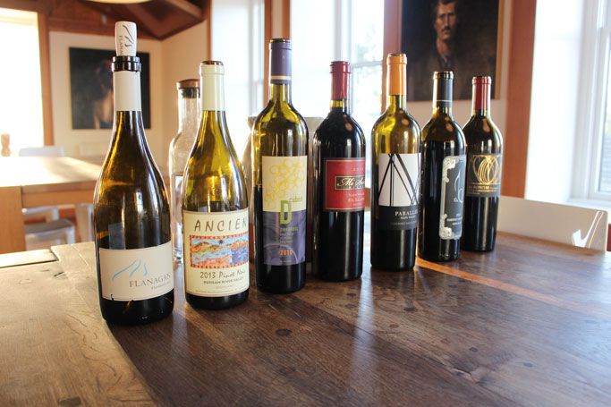 红色葡萄酒线。