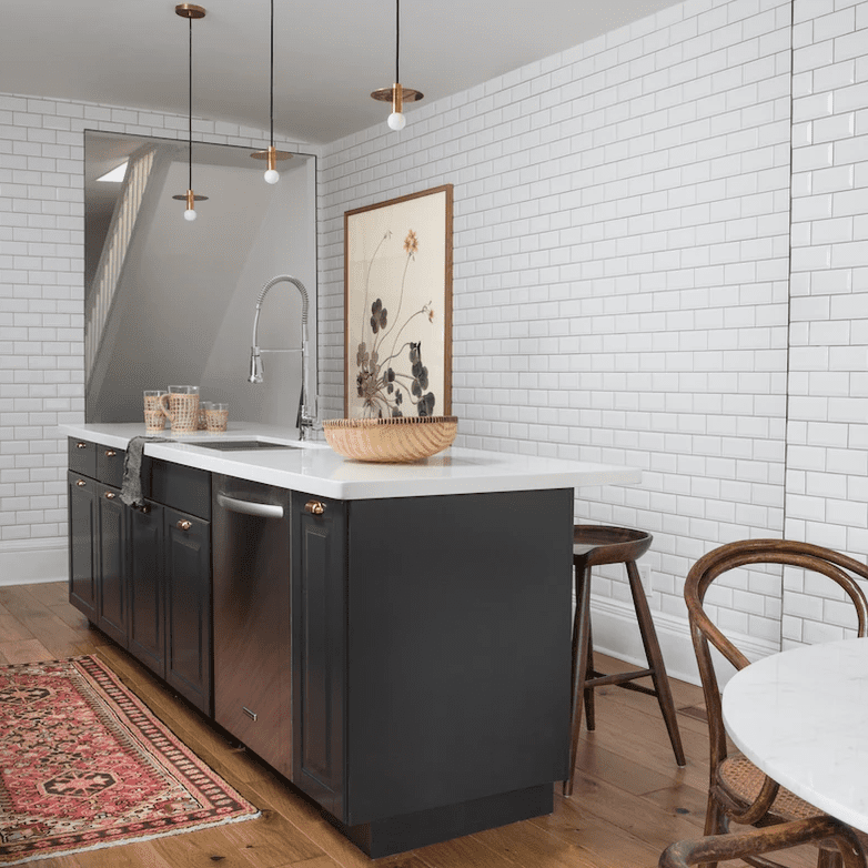 厨房铺着硬木地板