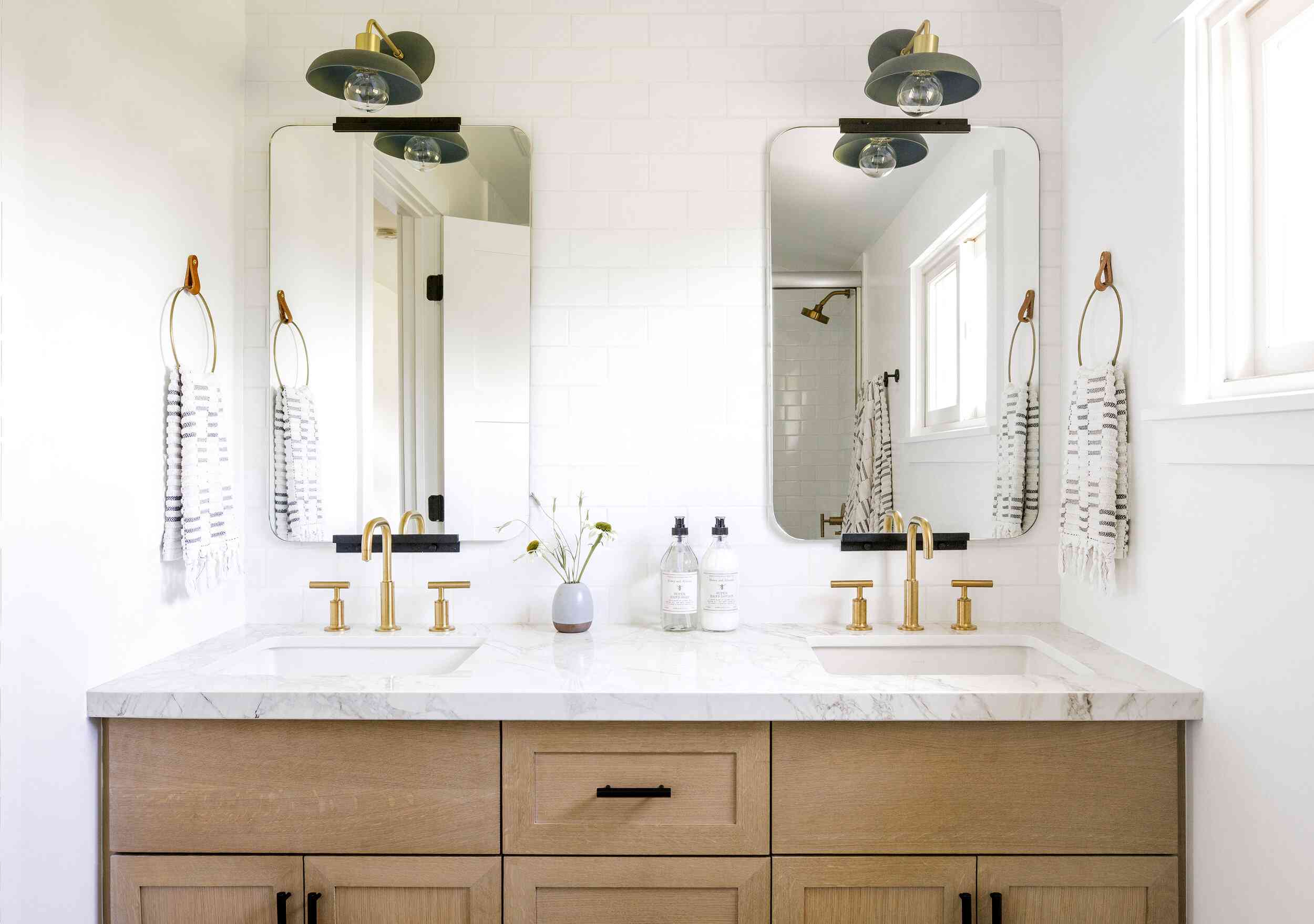 浴室配有黄铜硬件