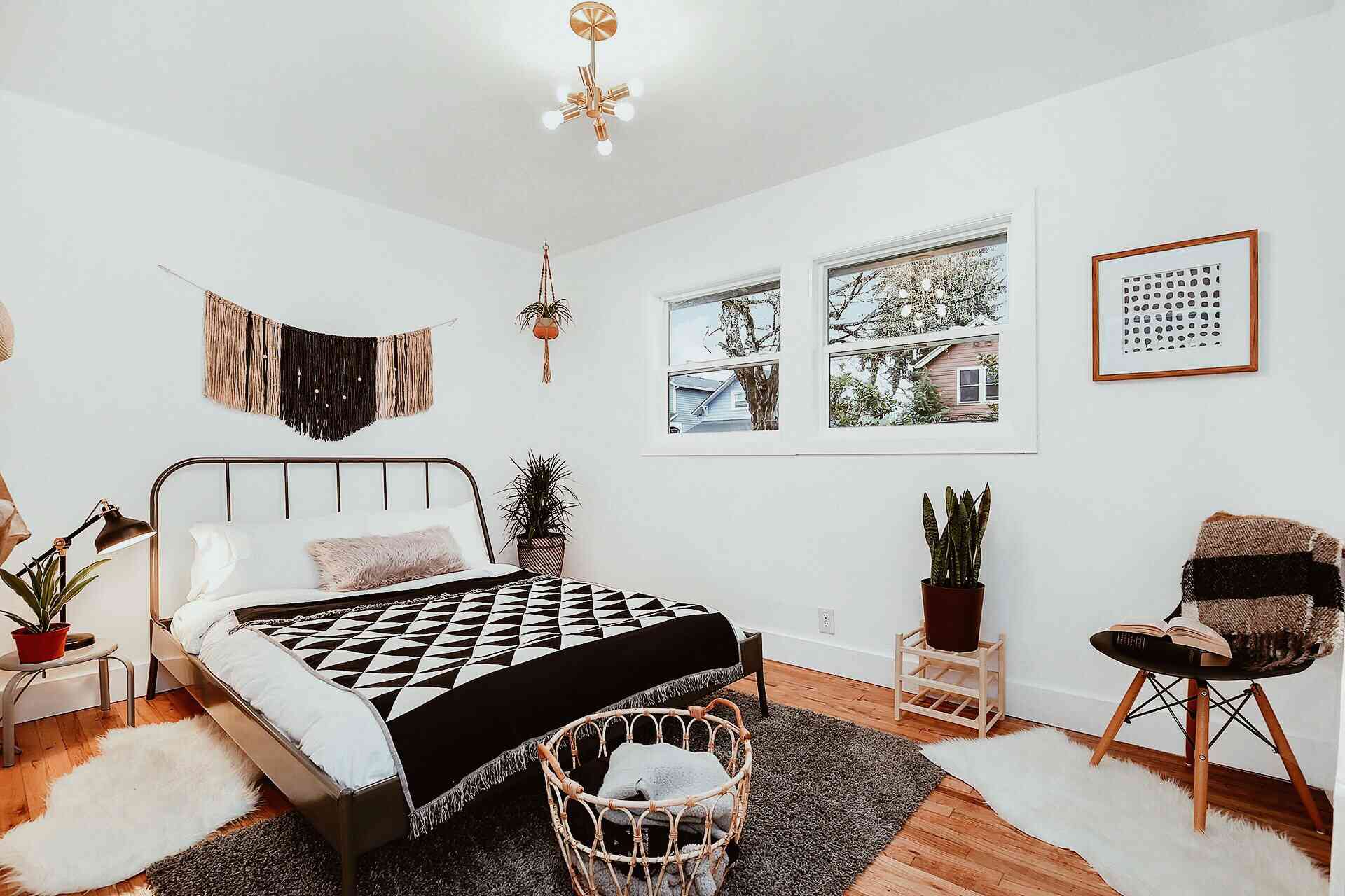 卧室的想法 - 黑色和白色的卧室，篮子和铁床