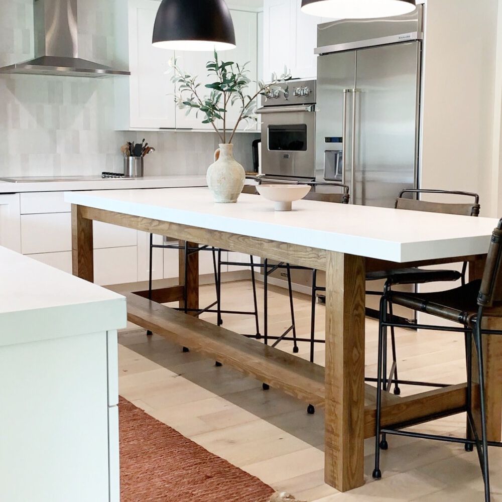 厨房里有木镶板，铺着砖红色的地毯