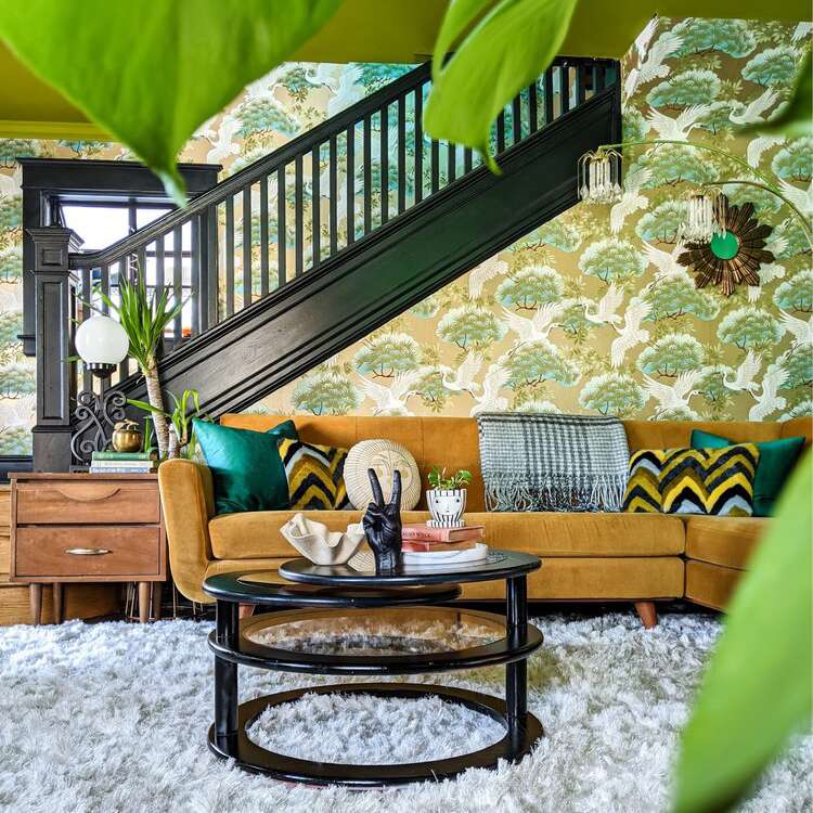 绿色兼收并蓄的客厅。