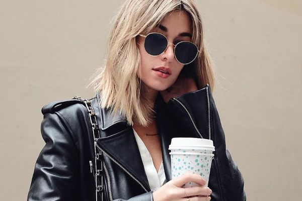 一个拿着咖啡的女人