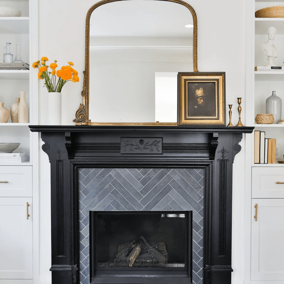 一个带有板岩灰色瓷砖和黑色地幔制成的起居室