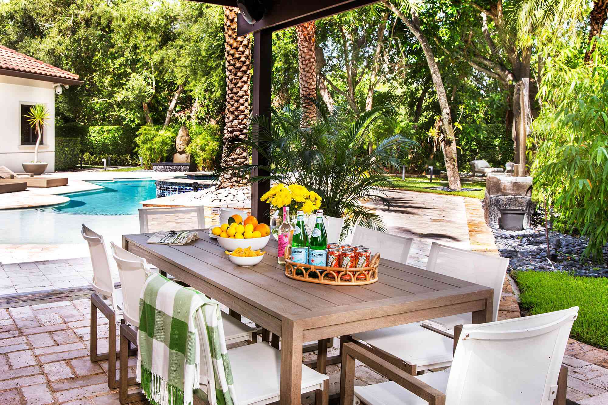 泳池有盖甲板区域