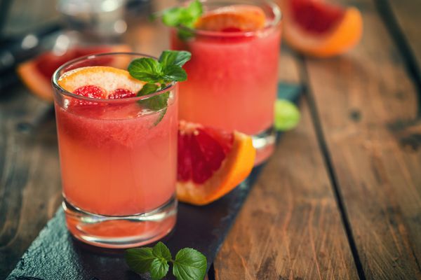 Mezcal鸡尾酒用葡萄柚和草药装饰。