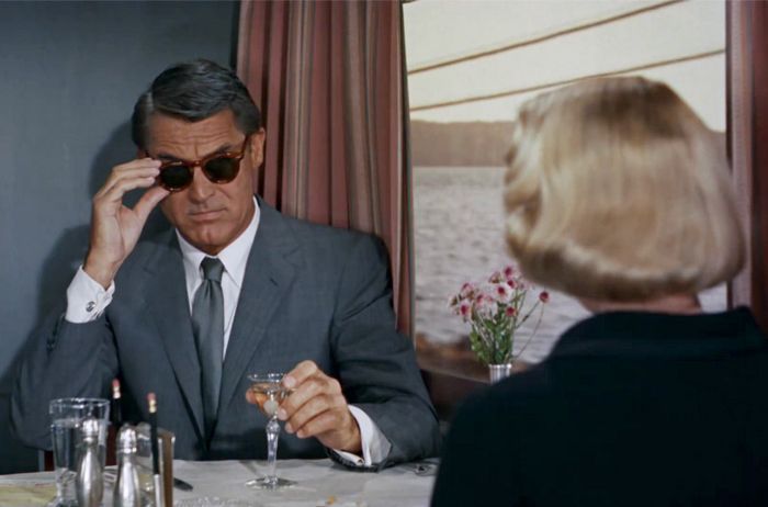 加里·格兰特发现自己调情列车车厢与一个美丽的女人（伊娃玛丽圣）。