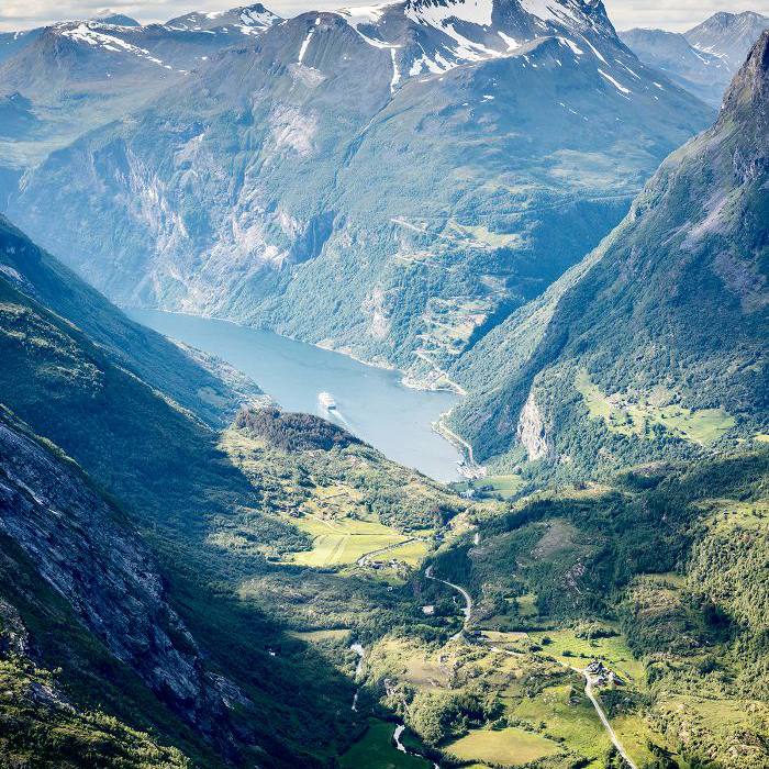 在挪威峡湾深的看法。“class=