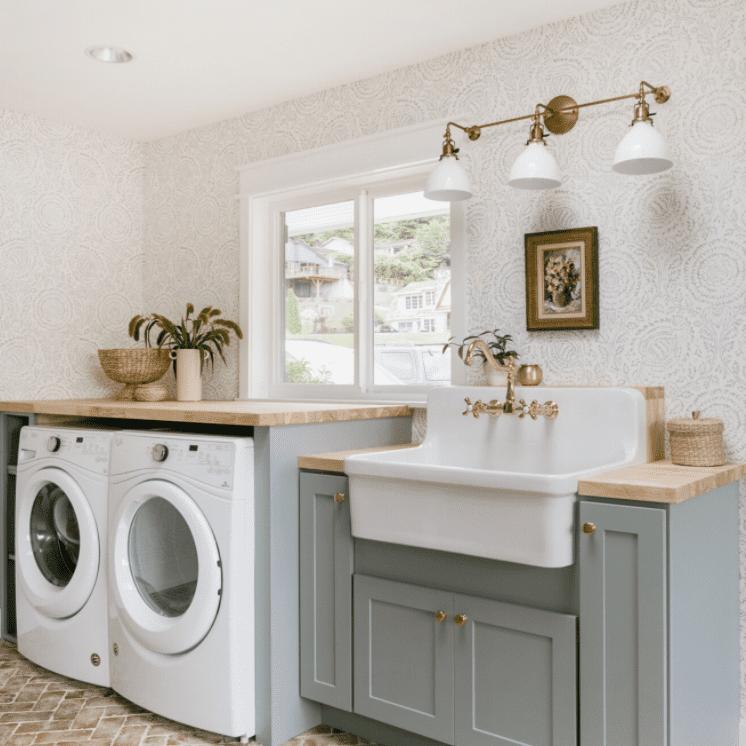 有重型洗衣机循环的洗衣房