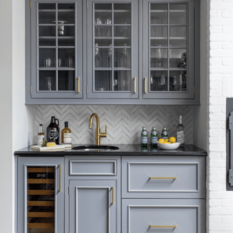 湿棒与灰色橱柜