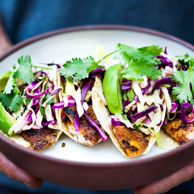 烤鱼玉米饼配香菜、酸橙、卷心菜丝