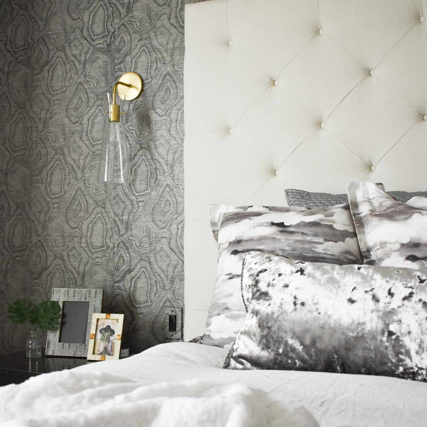 特写的床与灰色缎子枕头。