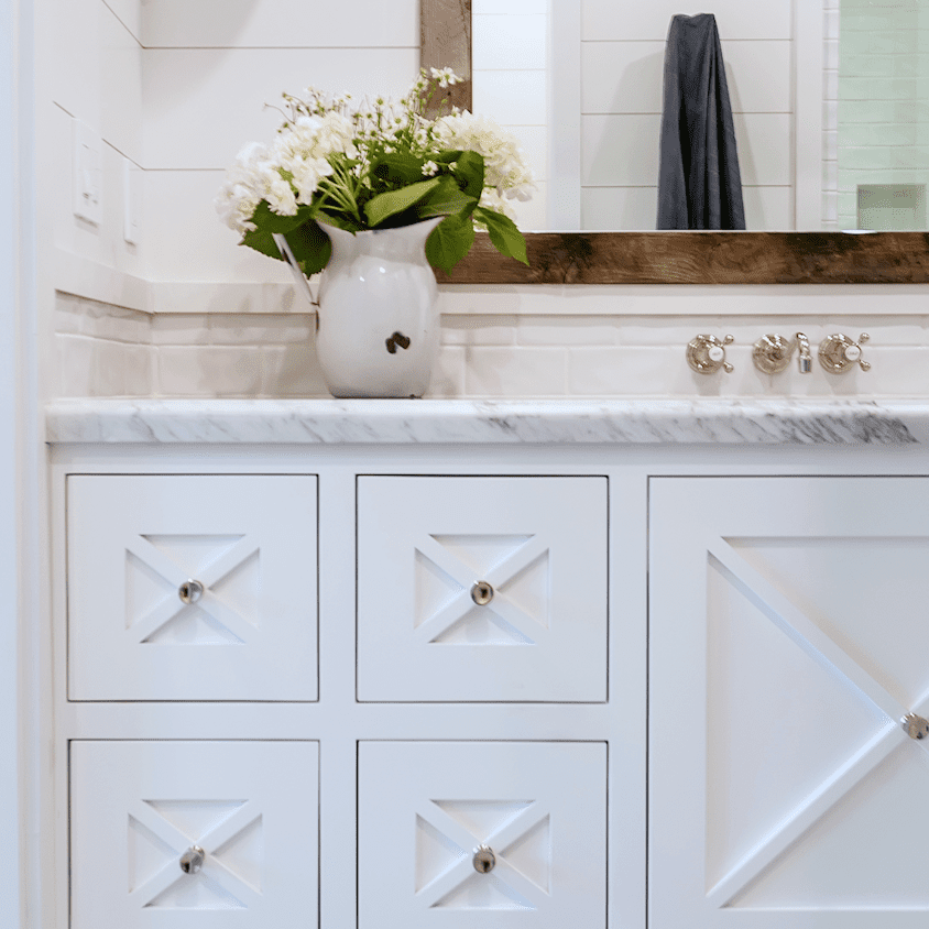 农舍浴室配有瓷砖