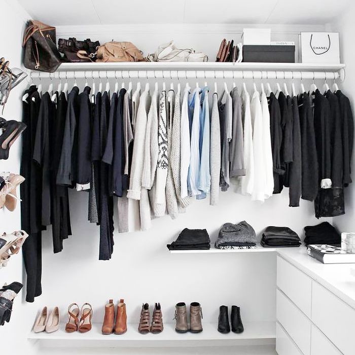 一个铺着灰色宜家地毯的壁橱