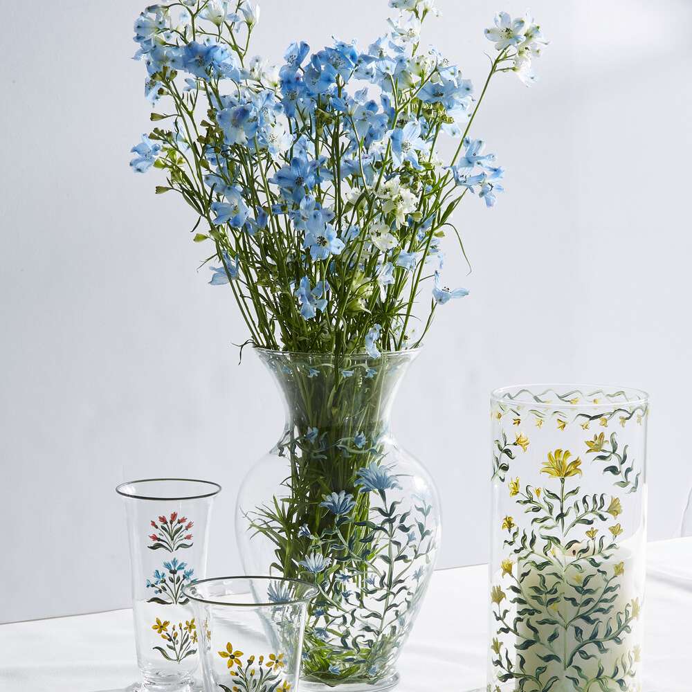 装满鲜花的玻璃花瓶。