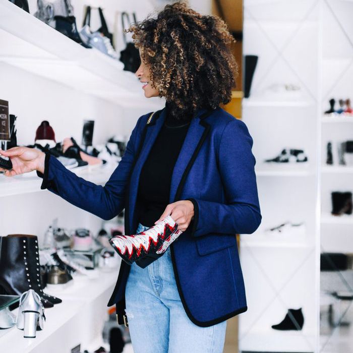 一个女人独自鞋逛街