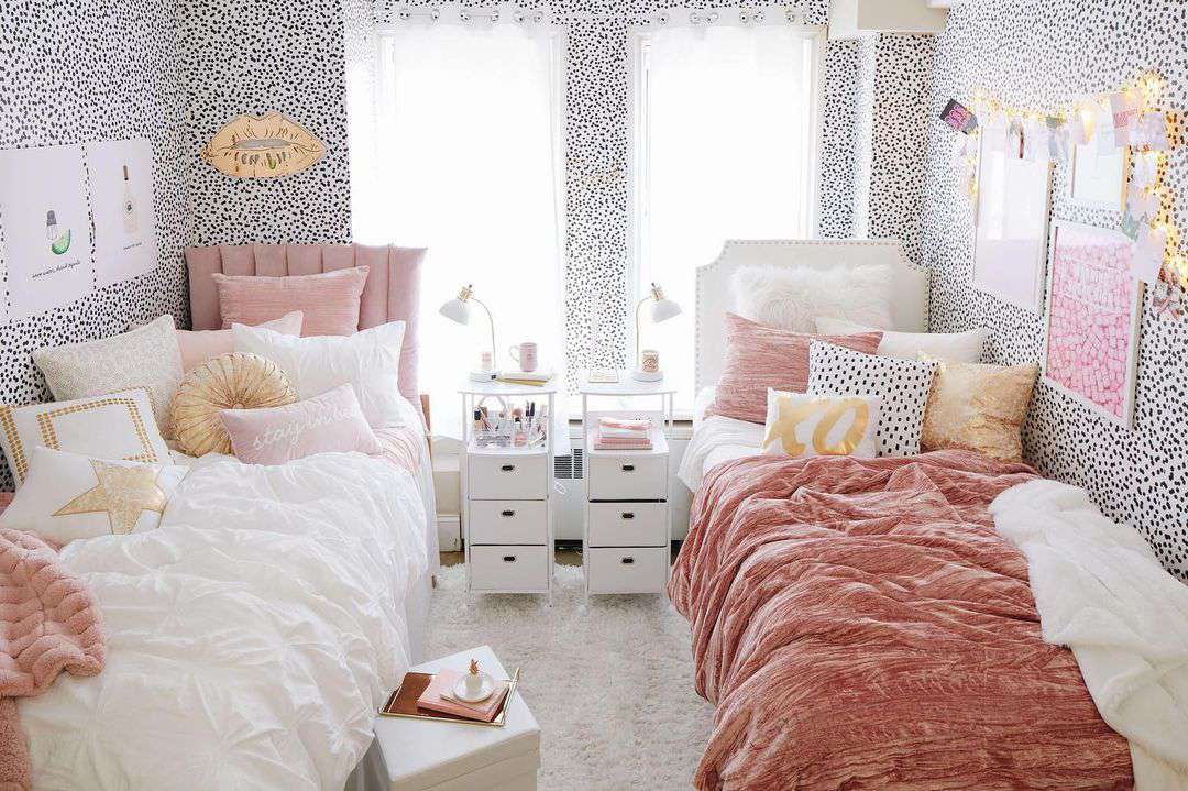 铺着虚线墙纸的宿舍房间。