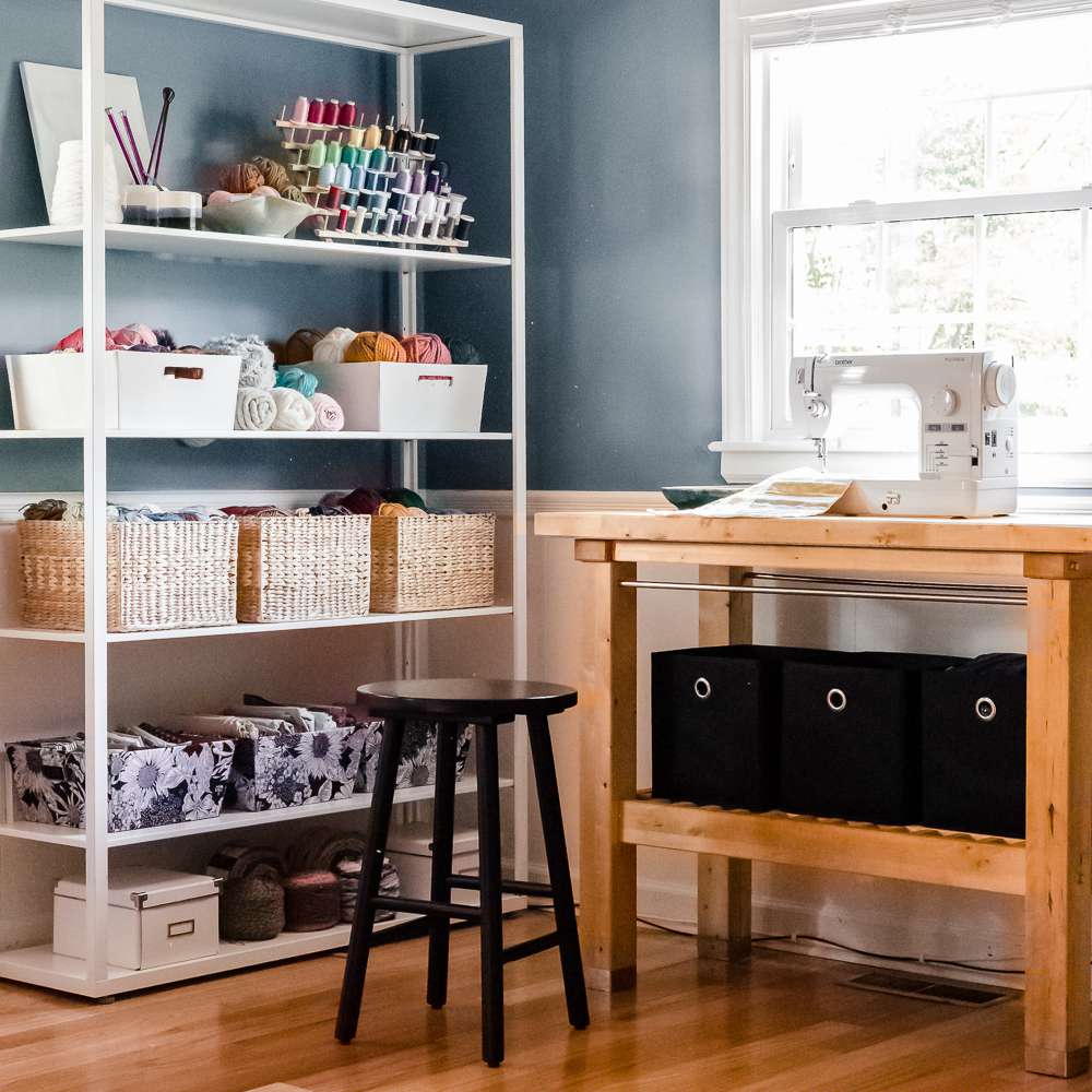 一间摆满极简主义家具的蓝色工艺室