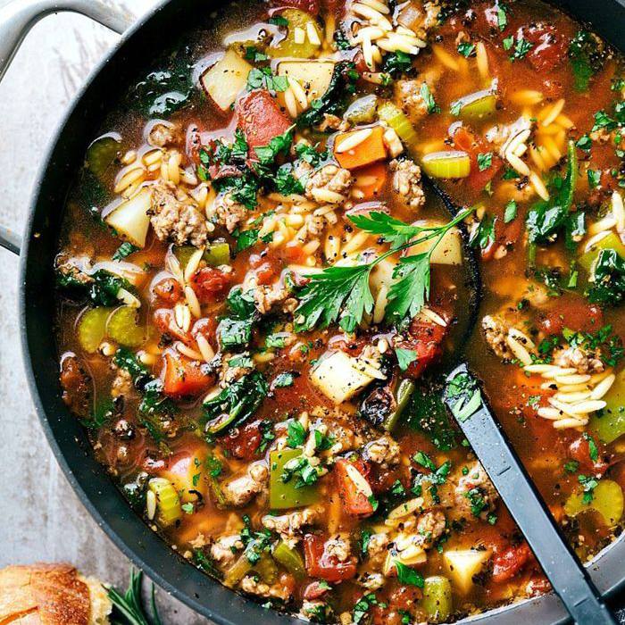 低碳水化合物食谱秋季 - 意大利香肠和Orzo汤