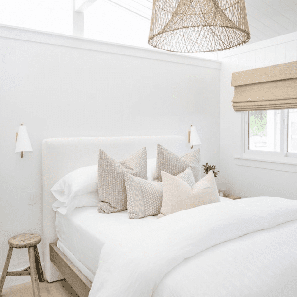 用藤灯清洁卧室。