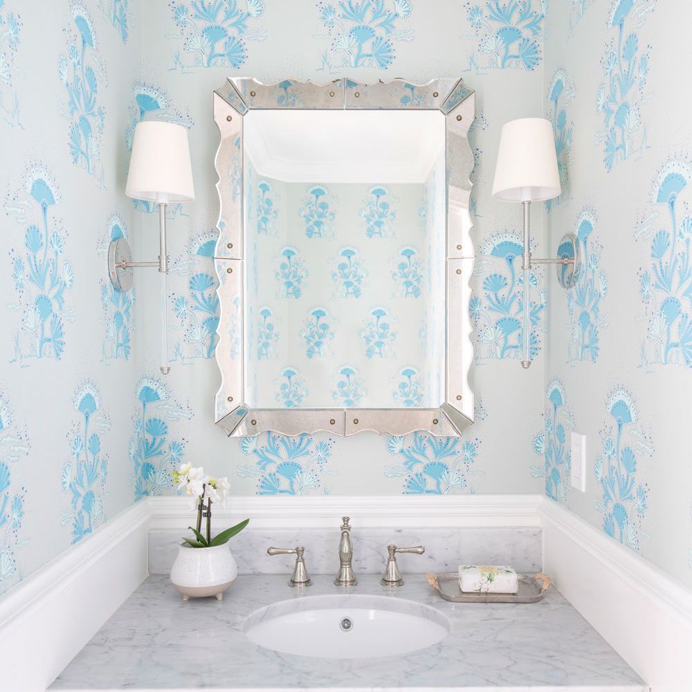 浴室配有浅蓝色花卉壁纸。
