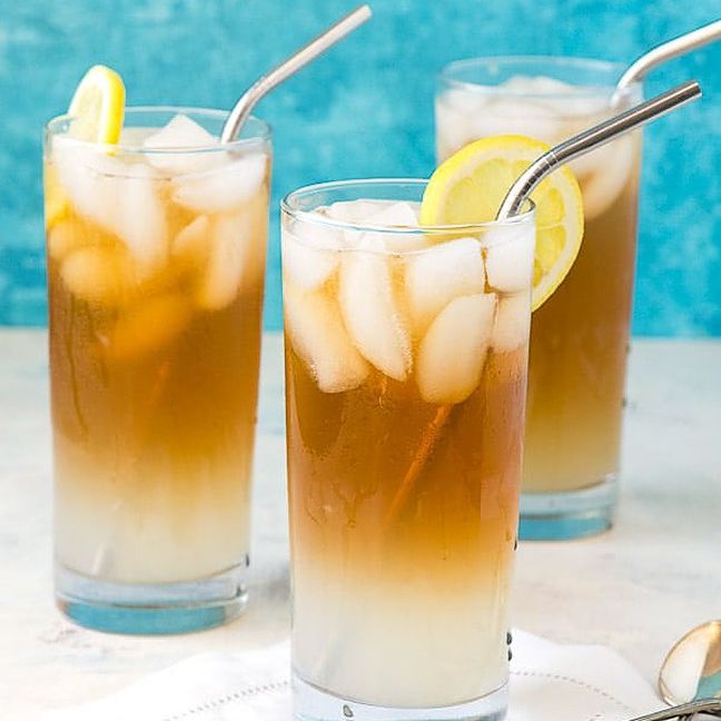 冰茶鸡尾酒在一个高脚杯与金属吸管。