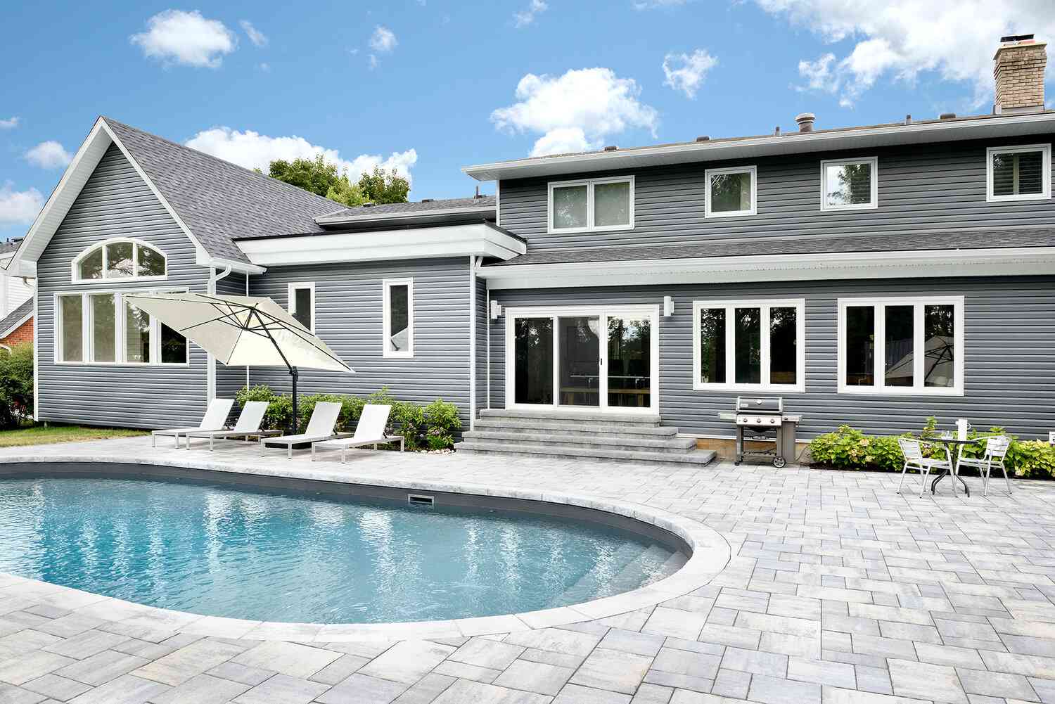 简单的池畔装饰想法