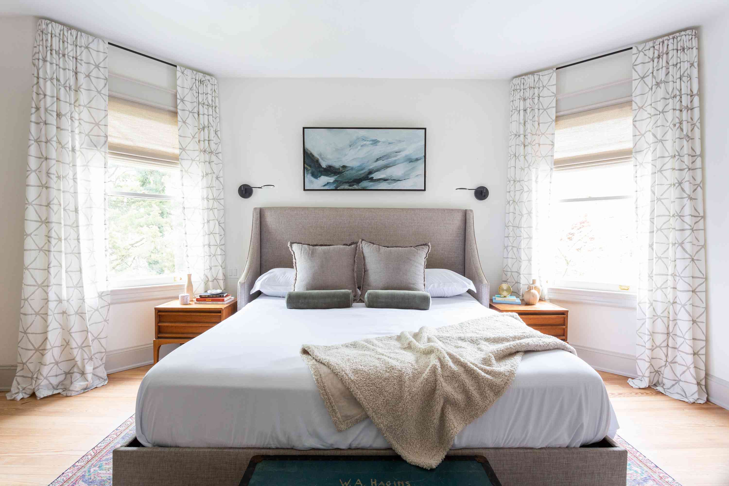 带现代灰色床框架的大型卧室。