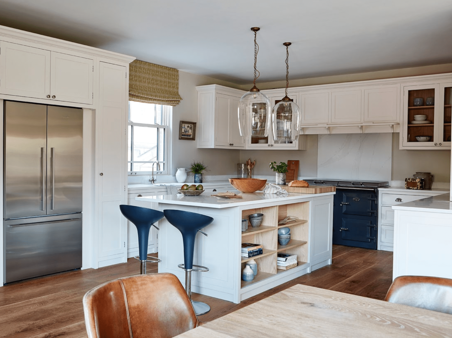 白色厨房，钴蓝色炉子。