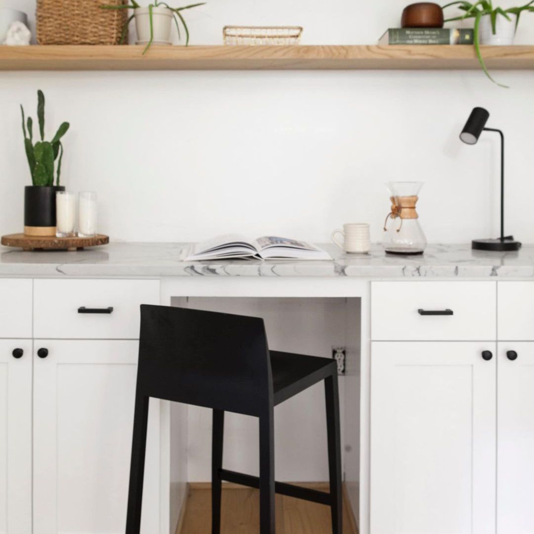 与悬挂货架的办公空间