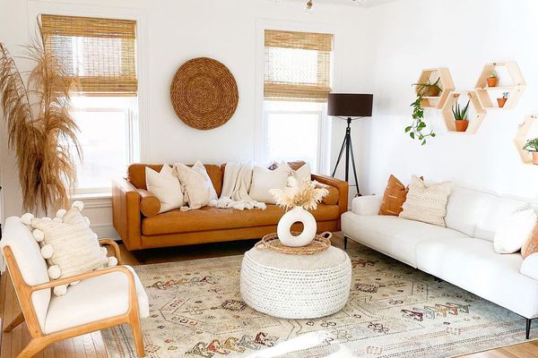 热身博霍客厅与桔红色的沙发。