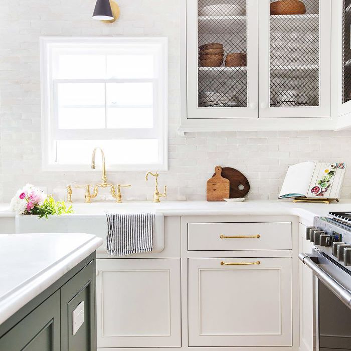 带有浅色纹理瓷砖的中性厨房