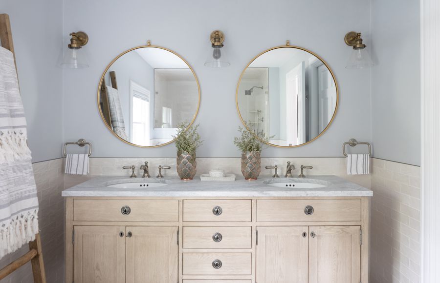 浴室配有圆形镜子