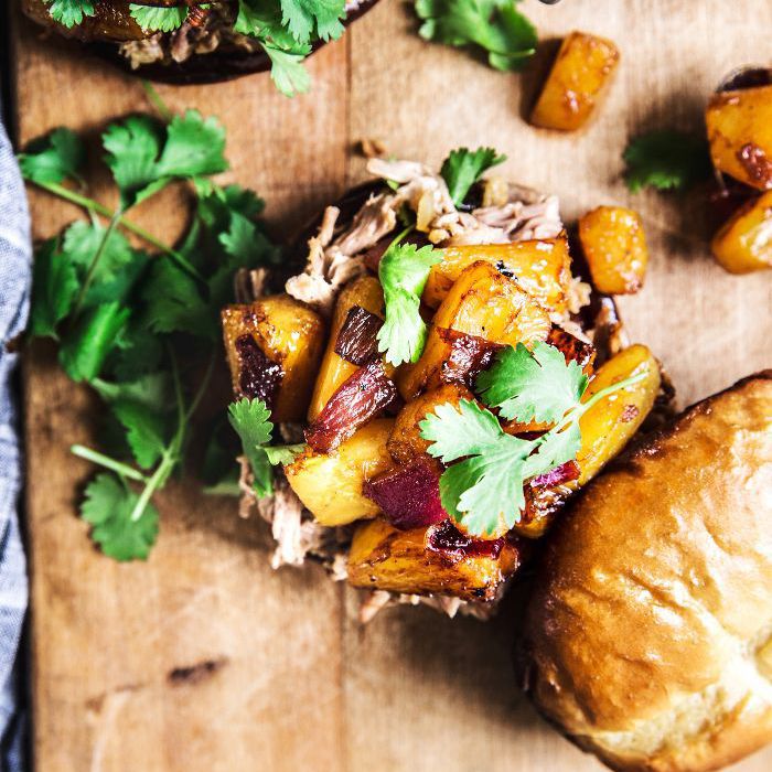 慢炖菠萝撕猪肉三明治