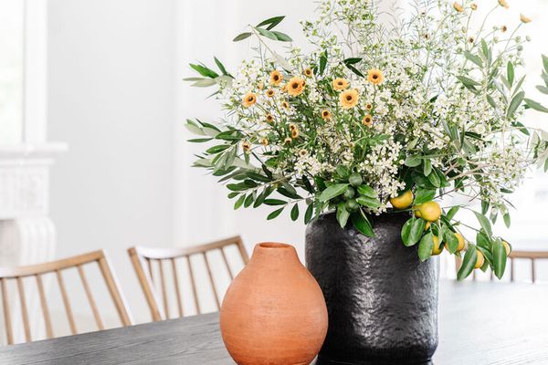 束波斯菊和绿叶在厨房用桌上。