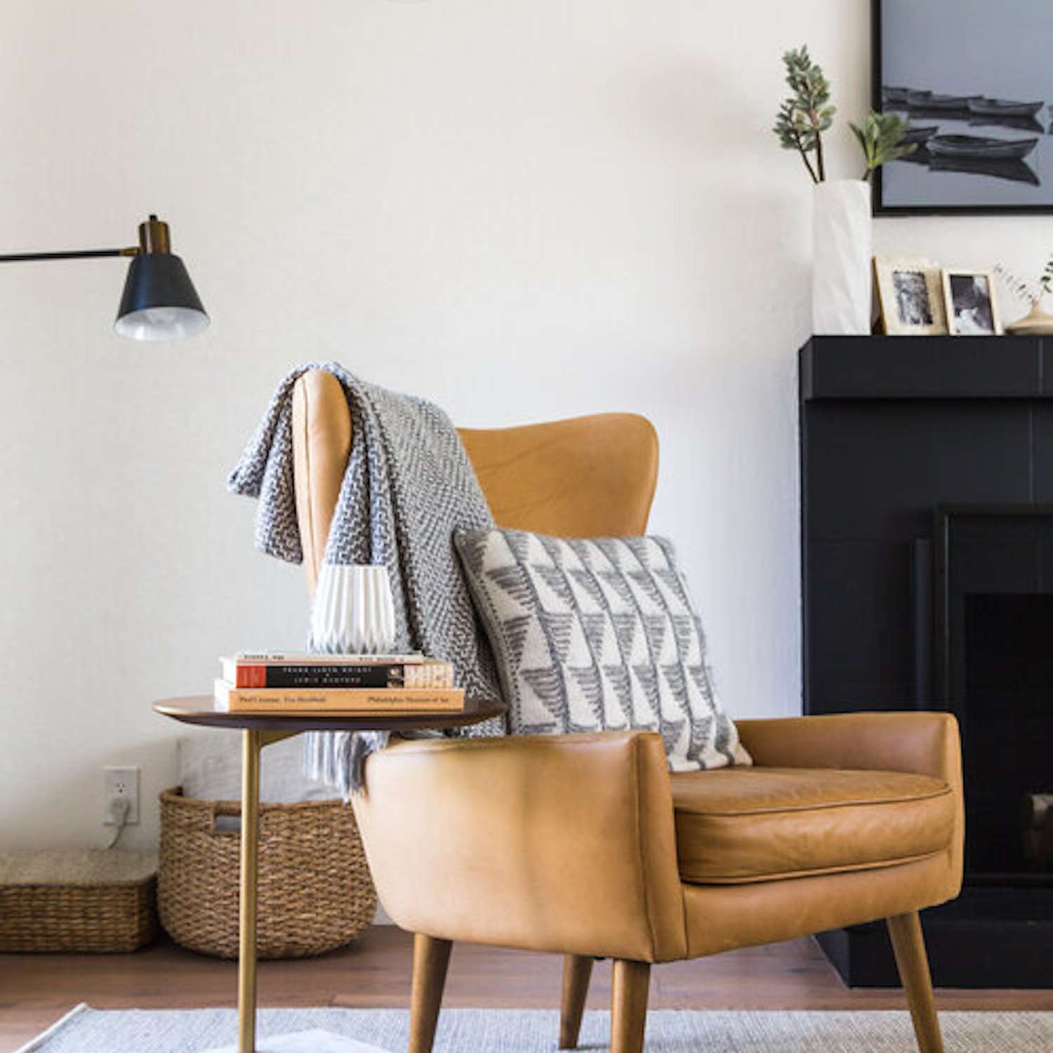 复古感觉的皮革扶手椅。