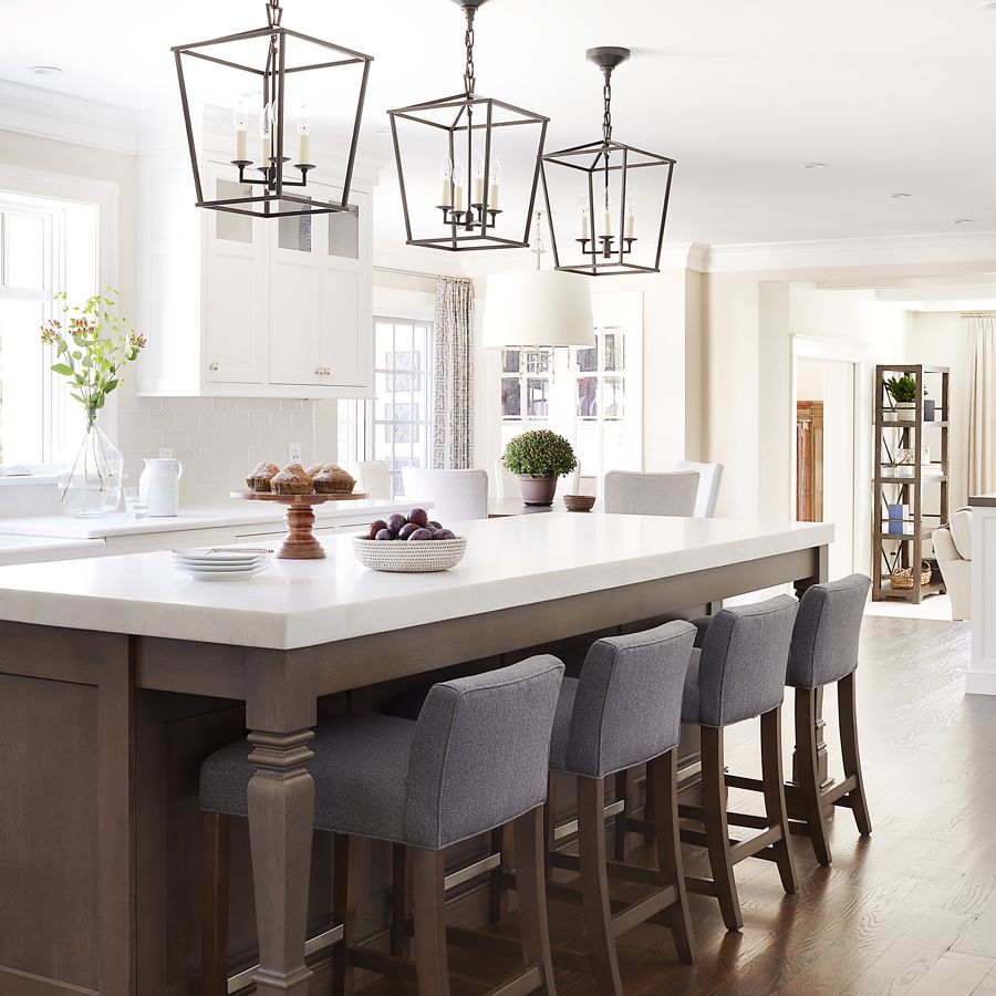 传统的黑木厨房岛台