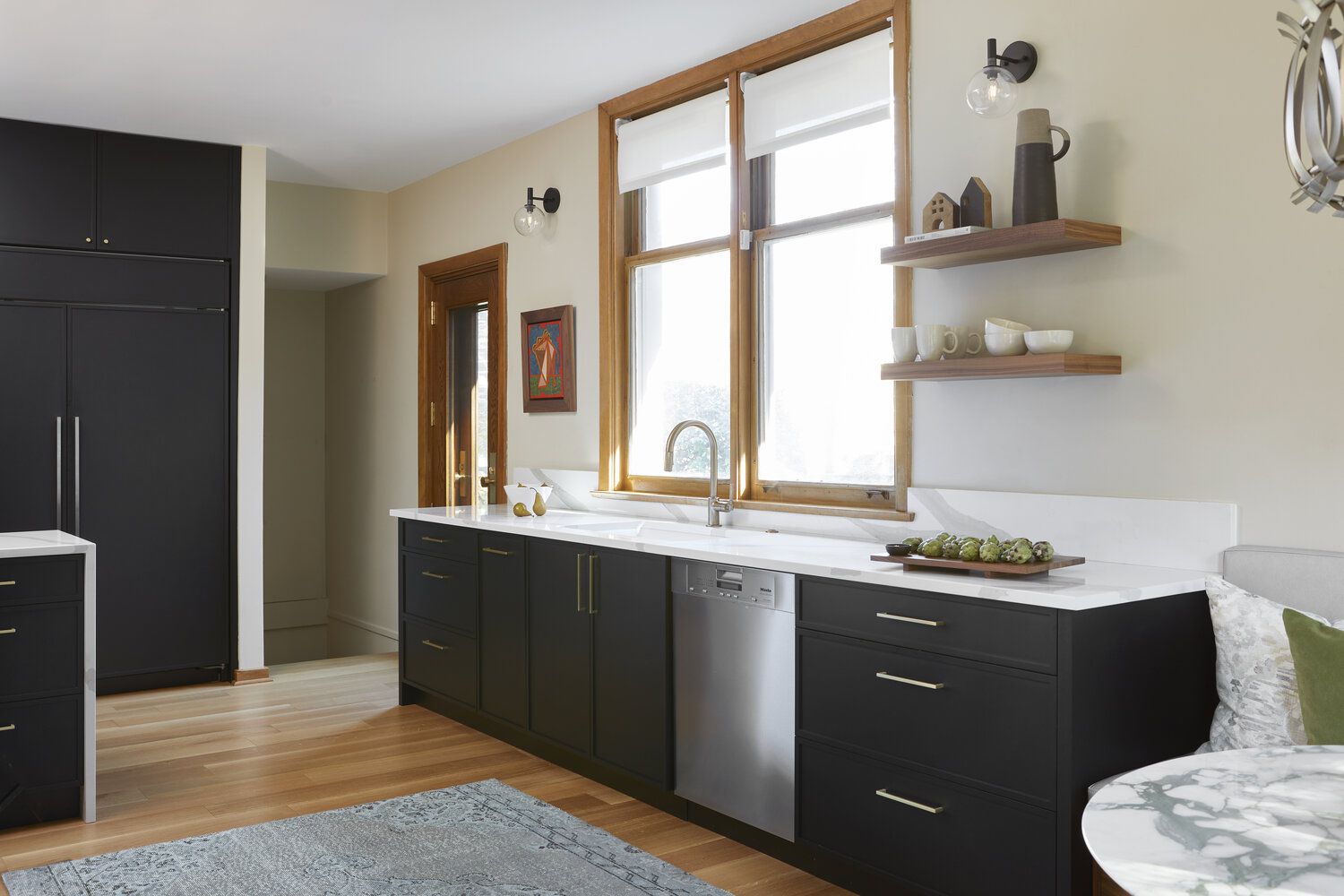 厨房酒吧区有洗碗机。