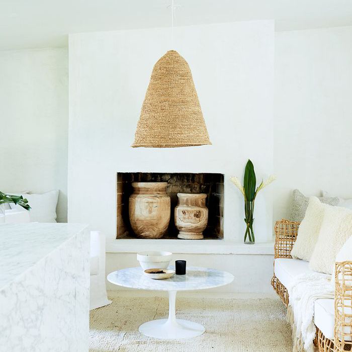 全白的客厅，自然的口音。