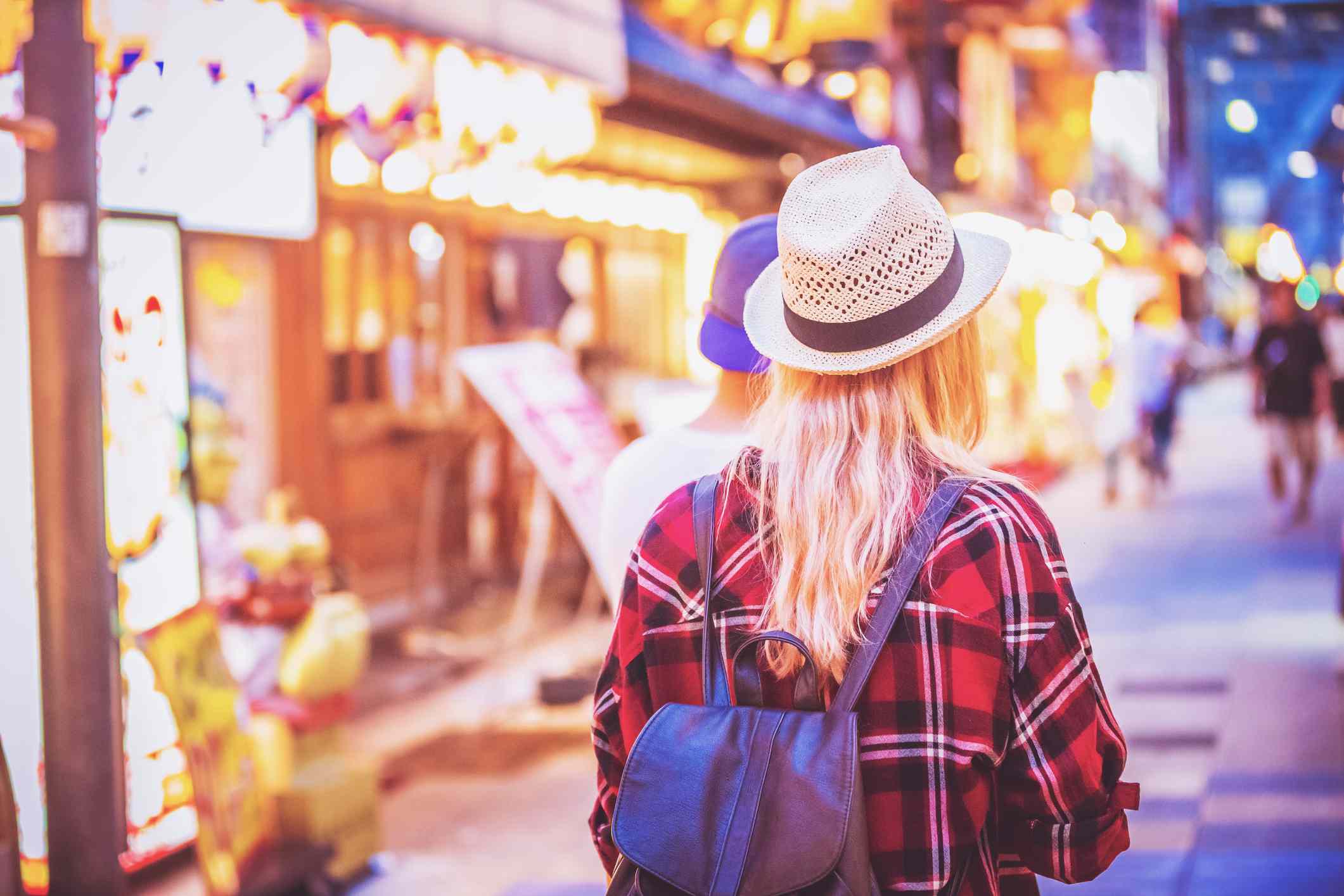 女人走过城市街道。