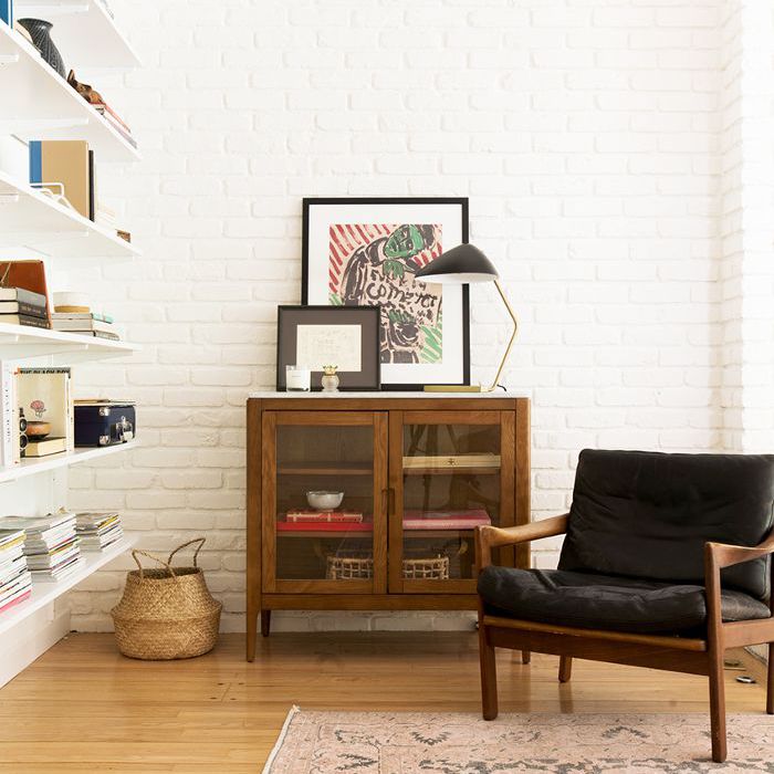 皮革坐在椅子上