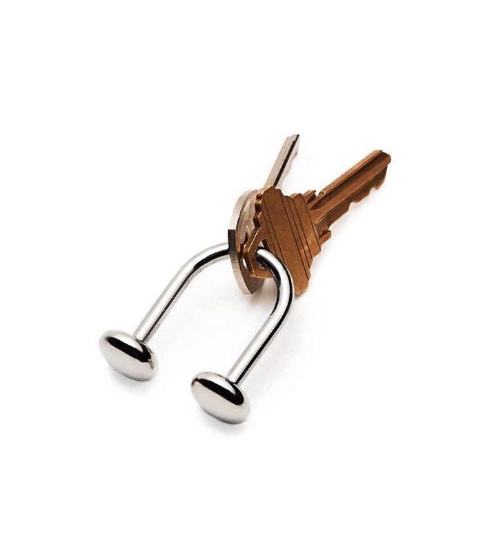 一个u形镀镍黄铜钥匙圈，有两个钥匙。