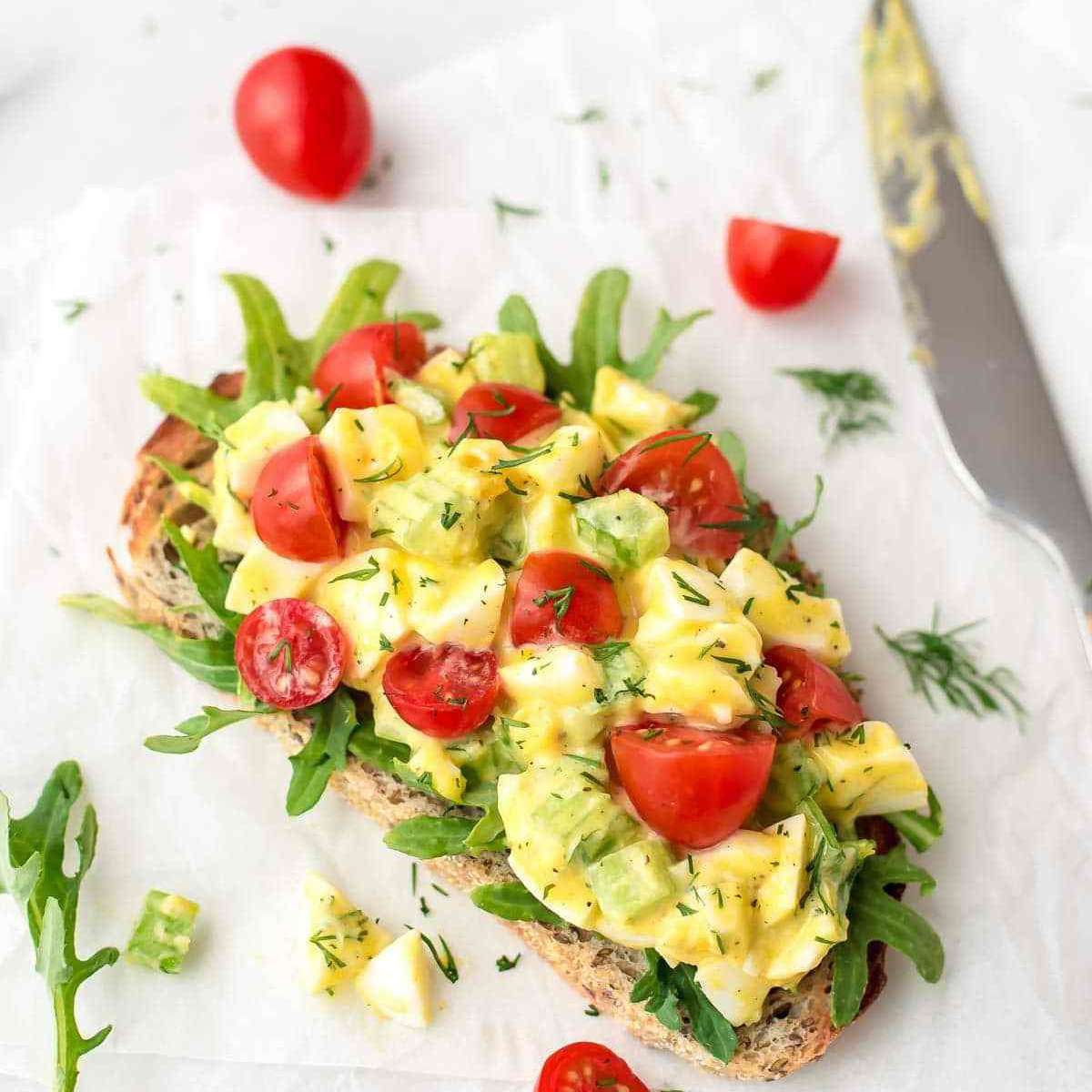 健康的鸡蛋沙拉，富含维生素d的煮鸡蛋。