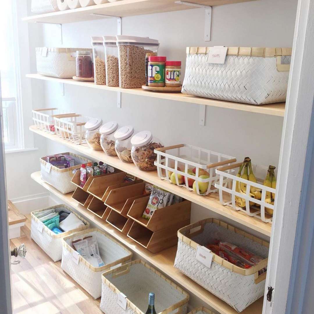 由悬挂架子制成的餐具室