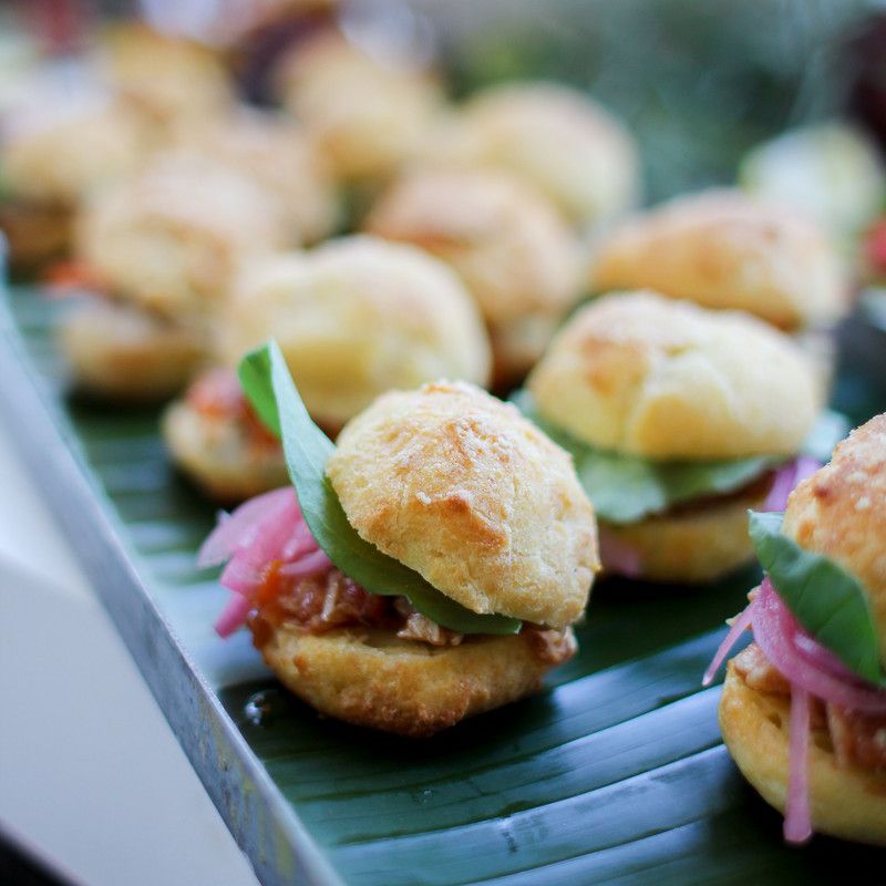 Gougères摩洛哥炖鸡和腌洋葱茶三明治