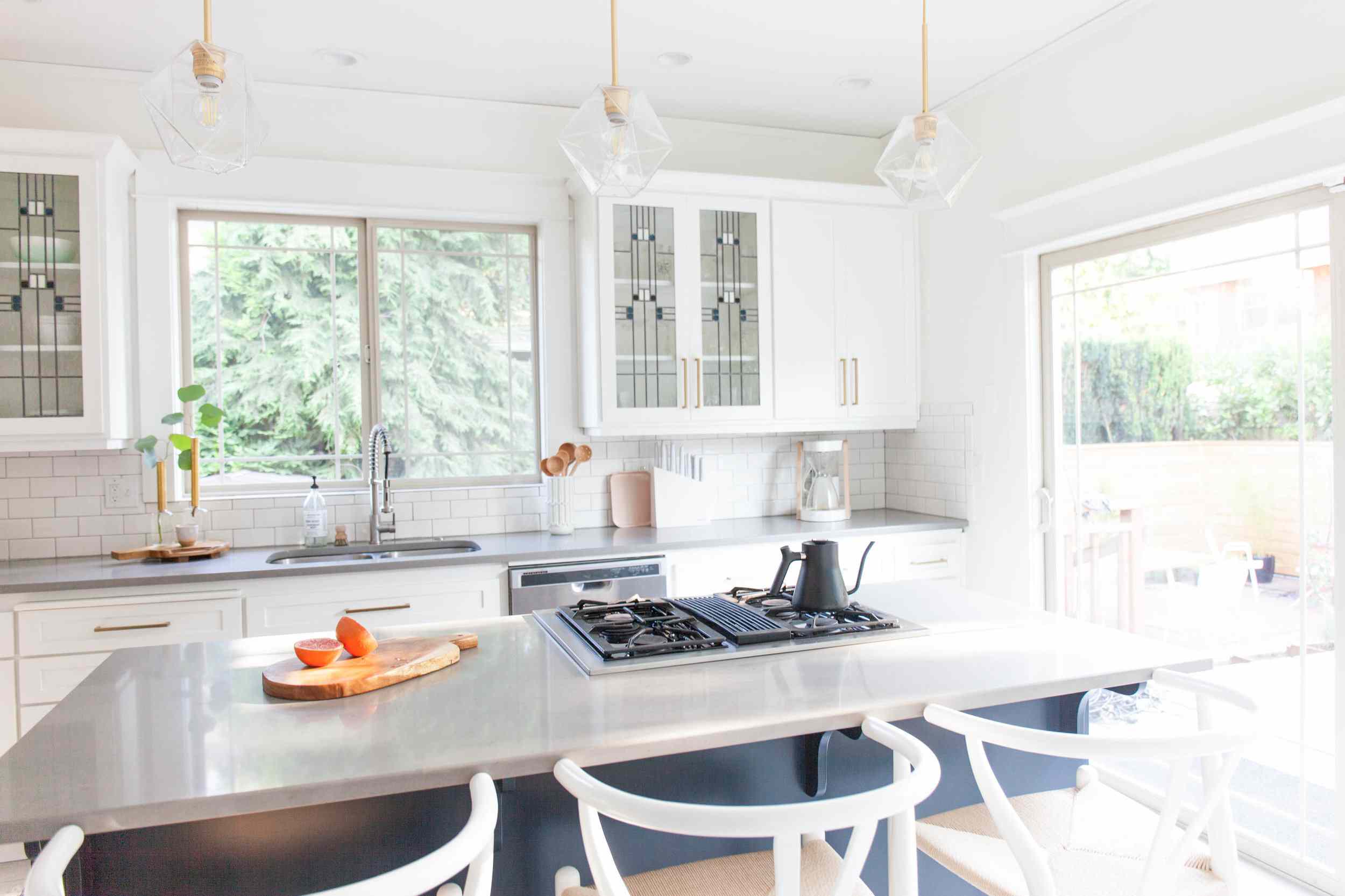 白色厨房，玻璃橱柜门